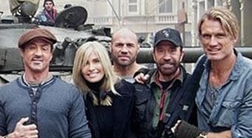 Os atores Sylvester Stallone, Chuck Norris e Dolph Lundgren junto a membros da equipe do filme - Foto: Reprodução