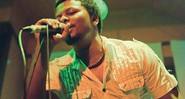 <b>FERINDO O SISTEMA</b> Azagaia no primeiro show após sua prisão por porte de maconha, no bar Gil  Vicente, em Maputo. Em outra ocasião, - ZECA DE OLIVEIRA