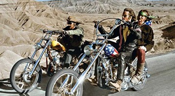 <b>CORRIDA FÁCIL</b> Dennis Hopper, Peter Fonda e Luke Askew (na garupa), em cena de Easy Rider – Sem Destino, de 1969 - PHOTOFEST/EASYIX BRASIL