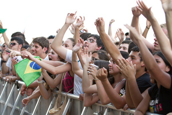 Durante mais de 50% da apresentação, Michael Franti fica próximo do público: ou descendo à grade, ou levando gente ao palco - Marcos Hermes/Divulgação