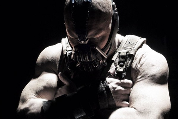 O vilão Bane (Tom Hardy) em cena de <i>O Cavaleiro das Trevas Ressurge</i> - Warner/Reprodução