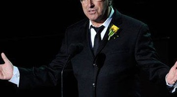 Kenny Ortega foi o primeiro a dar depoimento da audiência preliminar iniciada nesta terça, 4; nesta foto, ele aparece no memorial da morte do cantor - AP