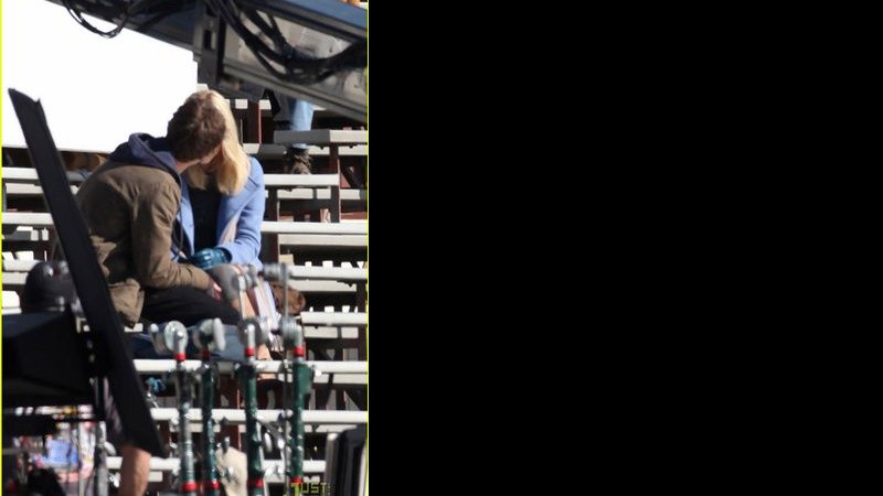 Emma Stone e Andrew Garfield clicados no set do novo <i>Homem-Aranha</i> - Reprodução/GSI Media/Just Jared