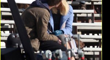 Emma Stone e Andrew Garfield clicados no set do novo <i>Homem-Aranha</i> - Reprodução/GSI Media/Just Jared