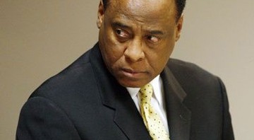 "Alguém aqui neste quarto sabe fazer RCP?", disse o médico Conrad Murray, segundo ex-segurança de Michael Jackson - AP