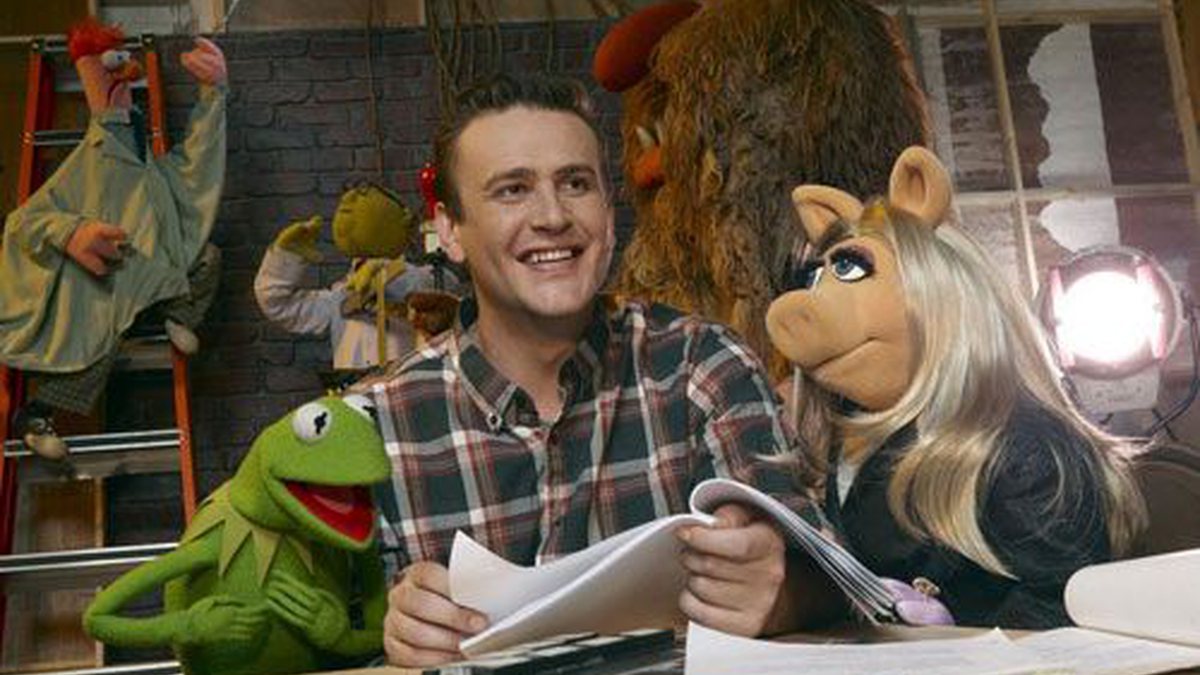 Jason Segel aparece com Caco e Miss Piggy em nova imagem de <i>The Muppets</i> - Reprodução/Coming Soon