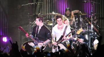 Avenged Sevenfold em show de 2010: Arin Ilejay entra no lugar de Mike Portnoy como baterista - Reprodução/Site oficial