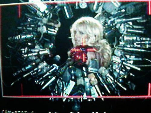 Britney Spears está atualmente filmando o clipe do single "Hold it Against Me" - Reprodução