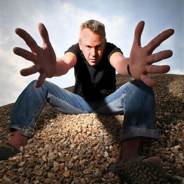 Fatboy Slim, junto a Ziggy Marley, Train, Chimarruts e a atração principal, Shakira, está confirmado no Pop Music Festival - Reprodução/MySpace