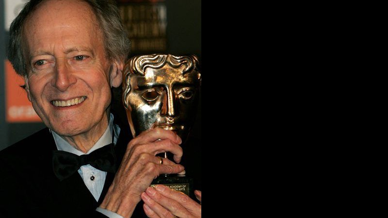 John Barry em 2005, com prêmio do Bafta - AP