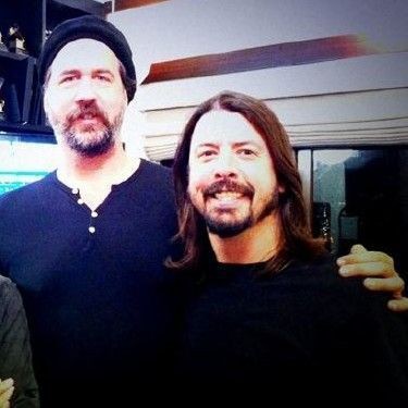 Krist Novoselic ao lado de Dave Grohl: ex-companheiros de Nirvana gravaram juntos para o novo álbum do Foo Fighters, que sai em abril - Reprodução/Twitter Foo Fighters