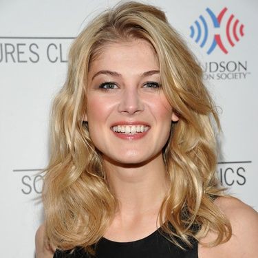 Rosamund Pike é uma três atrizes cotadas para atuar ao lado de Henry Cavill no novo Superman - AP