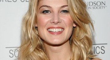 Rosamund Pike é uma três atrizes cotadas para atuar ao lado de Henry Cavill no novo Superman - AP