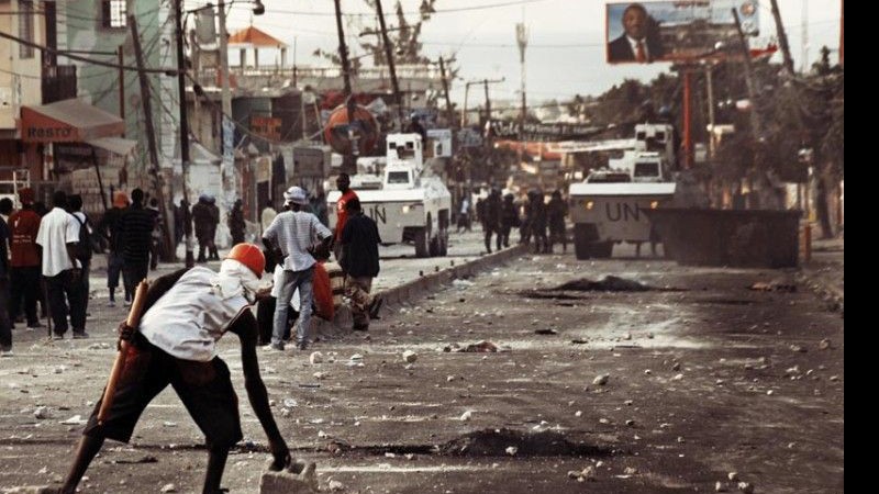 <b>MARCAS DO ÓDIO</b> Os protestos em Porto Príncipe, no Haiti, em dezembro de 2010, na época da eleição presidencial - STEFANIA MIZARA/CORBIS