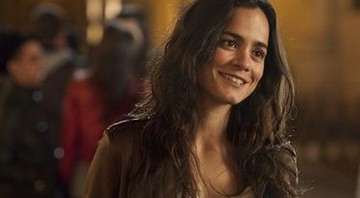 Alice Braga interpreta a jornalista Angeline no filme sobre exorcismo - Divulgação