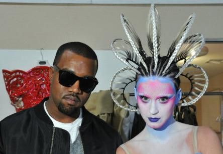 Kanye West e Katy Perry, toda produzida, no set de "E.T." - Reprodução/Twitter oficial da artista