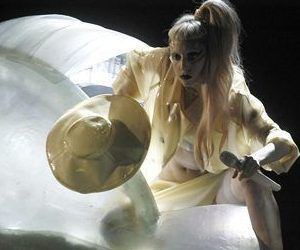 Lady Gaga "nascendo" no Grammy: cantora revelou que o próximo single de <i>Born This Way</i> se chama "Judas" - AP