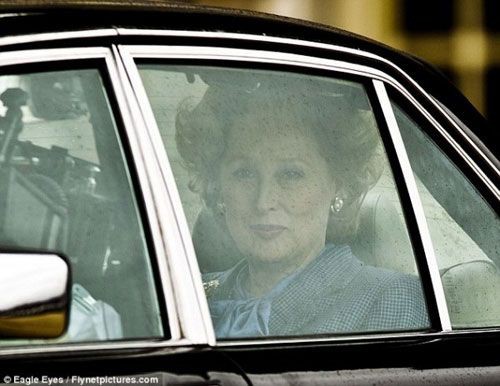 Meryl Streep aparece como Margaret Thatcher em imagens do set de <i>The Iron Lady</i> - Reprodução/The Daily Mail