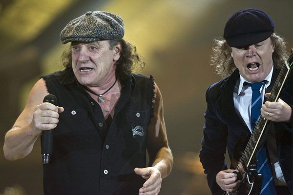 Brian Johnson e Angus Young em show na Suíça, em junho de 2009: banda vai lançar disco ao vivo e tirar férias depois de turnê de dois anos - AP