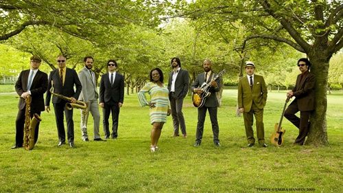 Sharon Jones & The Dap-Kings: a ex-carcereira de voz potente e sua banda, que colaborou para o disco <i>Back to Black</i>, de Amy Winehouse, são uma das principais atrações - Laura Hanifin/Divulgação