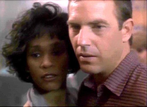 Whitney Houston e Kevin Costner trabalharam juntos em <i>O Guarda-Costas</i>, de 1992; filme ganhará remake - Reprodução