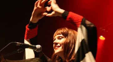 Kate Nash e seu já famoso gesto de coraçãozinho com a mão - Thais Azevedo