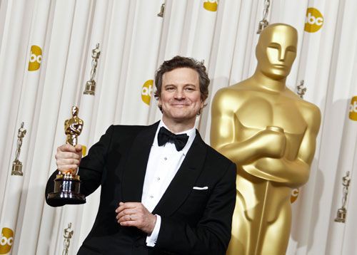 Colin Firth e sua estatueta de melhor ator, por <i>O Discurso do Rei</i>, no Oscar 2011 - AP