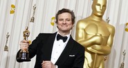 Colin Firth e sua estatueta de melhor ator, por <i>O Discurso do Rei</i>, no Oscar 2011 - AP