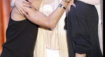 Nicola Fornichetti, diretor criativo da Thierry Mugler, e Sebastien Teigne, estilista da coleção, junto a Lady Gaga - AP