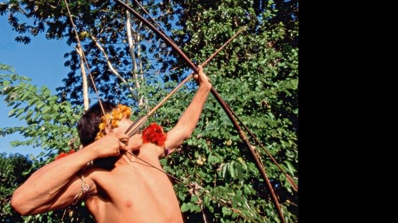 <b>CAÇADOR E CAÇA</b> Índio da tribo awá-guajá utiliza arco e flecha para caçar - um hábito já quase extinto entre a maioria das tribos indígenas brasileiras. - fotos ANDRÉ PESSOA