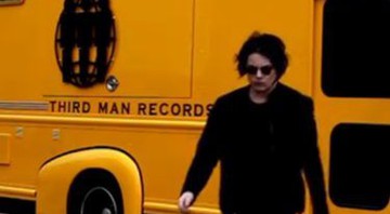 Jack White em frente à sua loja de discos móvel - Reprodução/Vídeo