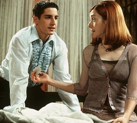 Jason Biggs e Alyson Hannigan em cena de <i>American Pie - A Primeira Vez É Inesquecível</i>, que iniciou a cinessérie - Reprodução