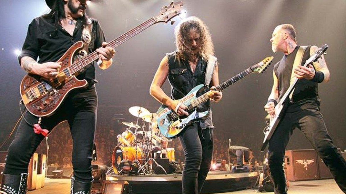 <b>EXEMPLO</b> Lemmy (à esq.) no palco com seus fãs, do Metallica - ©JEFF YEAGER