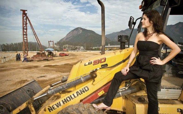 <b>EM OBRAS</b> A vice-presidente do Rock in Rio no terreno onde a nova Cidade do Rock está sendo construida - MARCOS HERMES