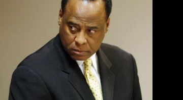 Problemas financeiros levaram Michael Jackson a cometer suicídio, diz defesa do médico Conrad Murray - AP