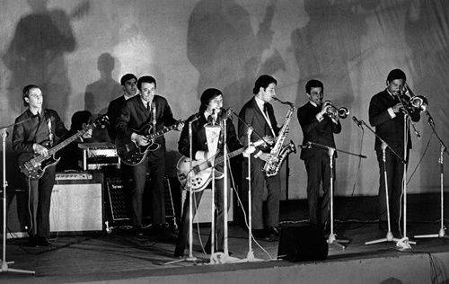 Roberto durante show com banda do programa televisivo Jovem Guarda, exibido na TV Record, em São Paulo; foto integra a exposição <i>Roberto Carlos - O Artista e seu Público</i> - ARQUIVO/AGÊNCIA ESTADO/AE