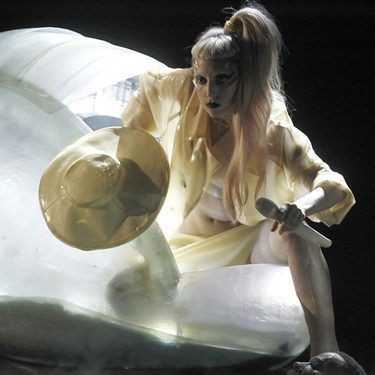 Lady Gaga contribuiu com a música "Born This Way" para a coletânea <i>Songs for Japan</i> - AP