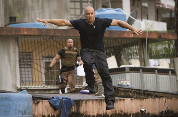 Dwayne Johnson e Vin Diesel em cena de <i>Velozes e Furiosos 5 - Operação Rio</i> - Universal Pictures/Divulgação