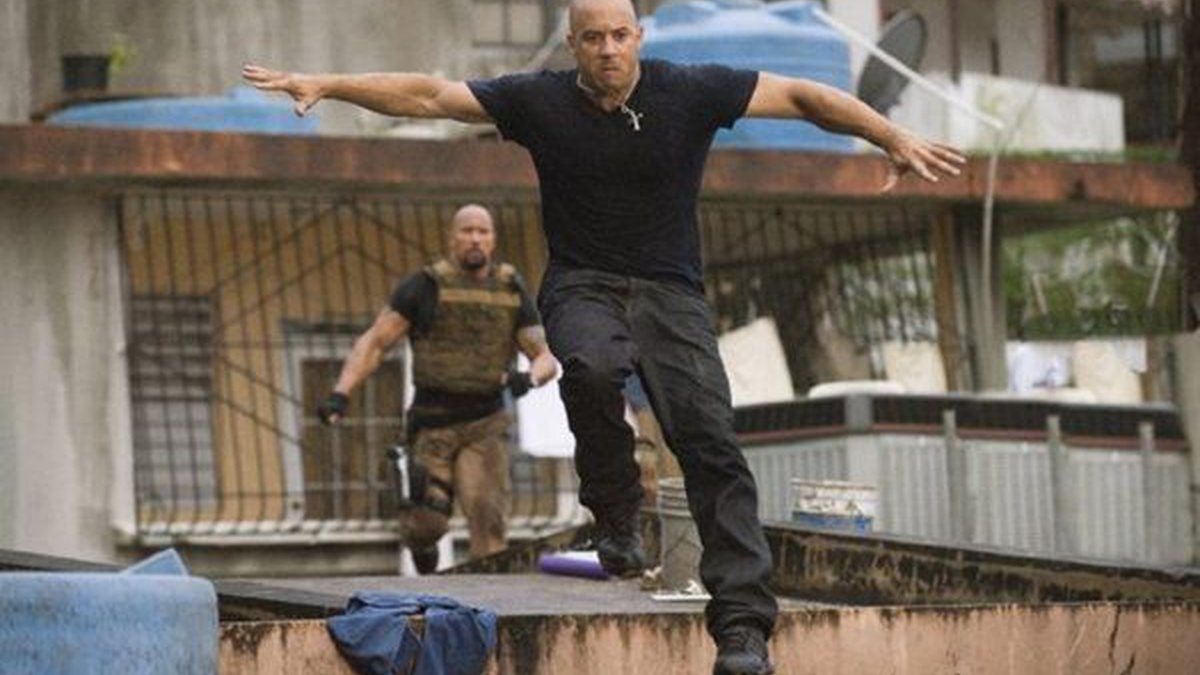 Dwayne Johnson e Vin Diesel em cena de <i>Velozes e Furiosos 5 - Operação Rio</i> - Universal Pictures/Divulgação