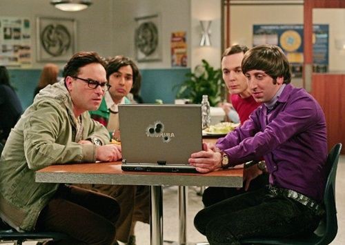 Leonard (Johnny Galecki, esq, frente), Raj (Kunal Nayyar, esq, fundo), Sheldon (Jim Parsons, dir, fundo) e Howard (Simon Helberg, dir, frente): os protagonistas em cena de <i>The Big Bang Theory</i> - Reprodução