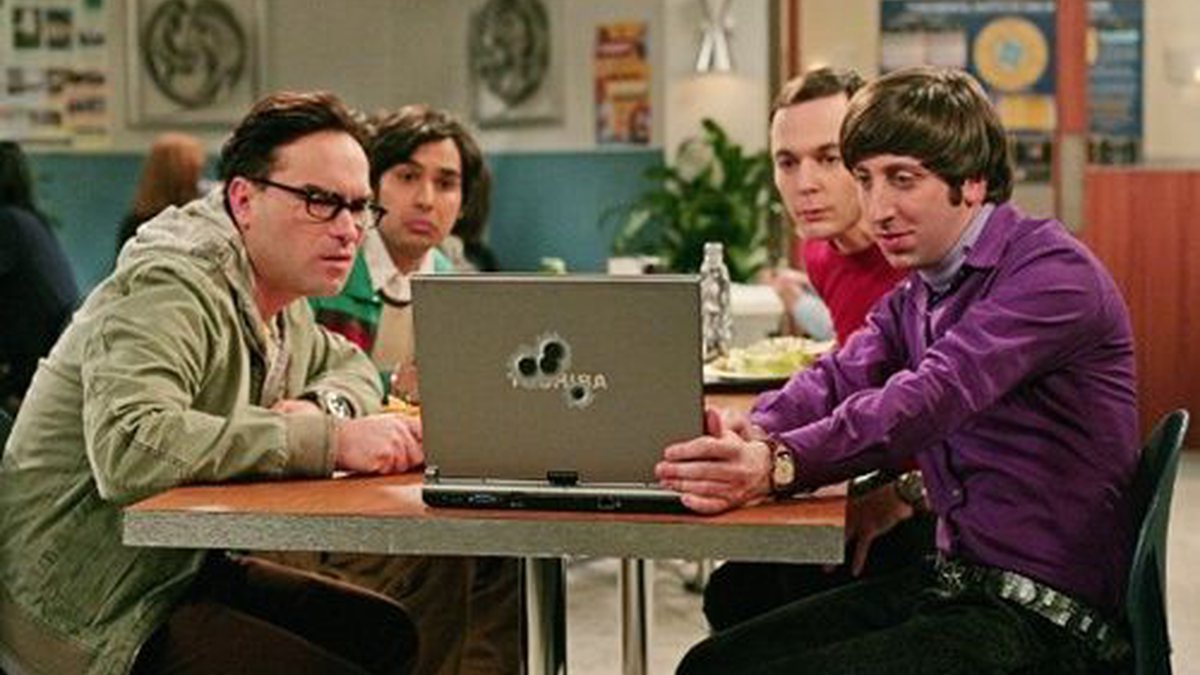 Leonard (Johnny Galecki, esq, frente), Raj (Kunal Nayyar, esq, fundo), Sheldon (Jim Parsons, dir, fundo) e Howard (Simon Helberg, dir, frente): os protagonistas em cena de <i>The Big Bang Theory</i> - Reprodução