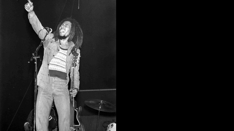 Bob Marley se apresenta para um público de 40.000 pessoas durante um festival de reggae que aconteceu em julho de 1980 em Paris, na França. - AP