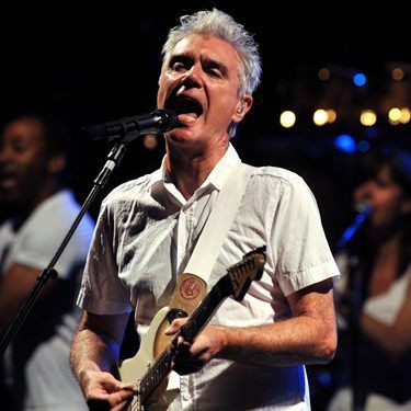 David Byrne canta com o Arcade Fire no relançamento de <i>The Suburbs</i> - AP