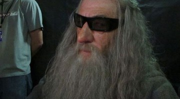 Ian McKellen de óculos 3D e caracterizado de Gandalf - Reprodução/Twitter