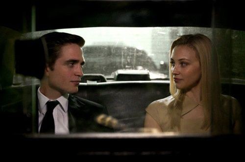 Robert Pattinson aparece ao lado de Sarah Gadon na primeira foto divulgada de <i>Cosmopolis</i>, de David Cronenberg - Reprodução/Twitter