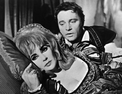 Elizabeth Taylor e Richard Burton em um dos filmes que fizeram juntos, <i>Doctor Faustus</i>: história do casal deverá ser contada no cinema - Reprodução