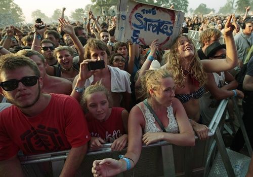 O público durante o show do Strokes, no último domingo, 12, no Bonnaroo - AP