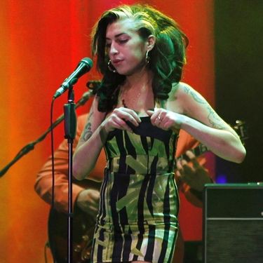 Amy Winehouse no desastroso show em Belgrado - AP