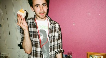 Max Bloom, guitarrista do Yuck, acha que é um erro pensar em dinheiro quando se faz música - Reprodução/Site oficial