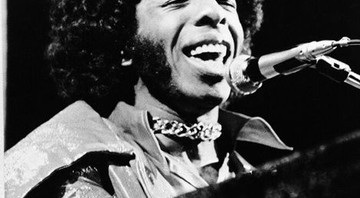 Sly Stone em 1972, durante apresentação do Sly and the Family Stone; novo álbum do músico chega às lojas no exterior em agosto - AP